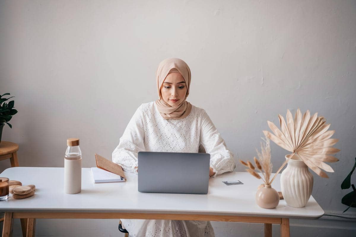 ilustrasi jilbab untuk soft neutral office style