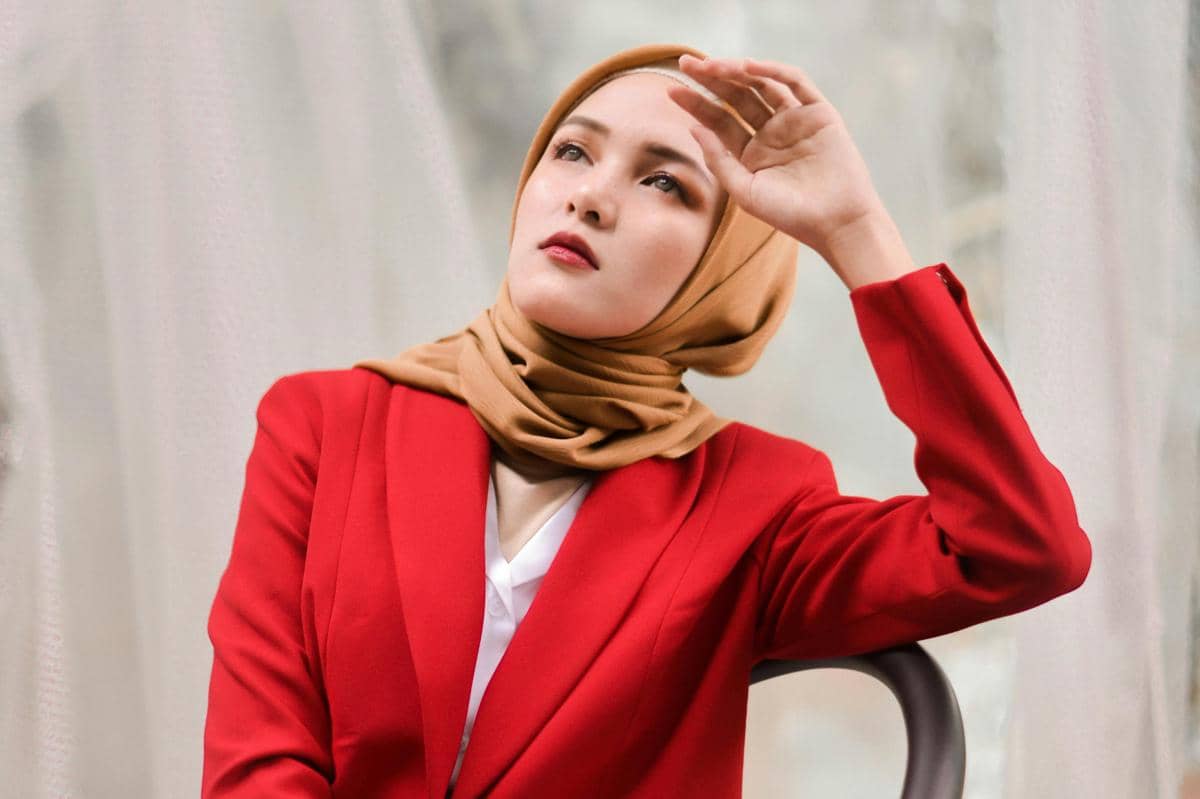 ilustrasi mix and match jilbab untuk outfit kantor