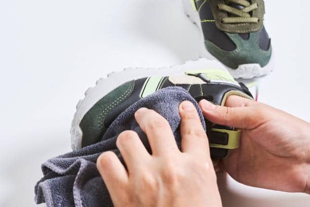 ilustrasi lap sepatu dengan pemutih sol