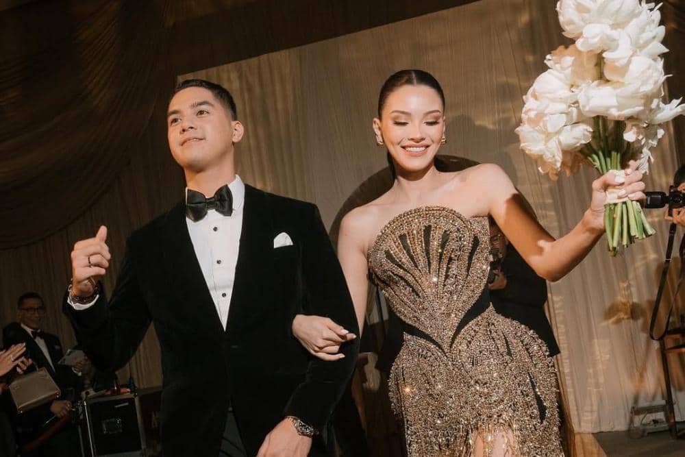 Still dancing in our wedding shoes 🪩 Photos- @derai.studio Bride’s attire- @texsaverio Bride’s .jpg