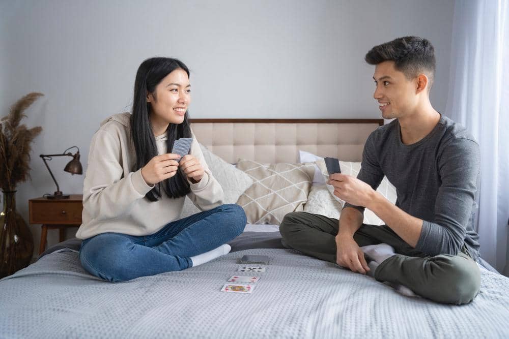 Ilustrasi pasangan main kartu (freepik.com/freepik)