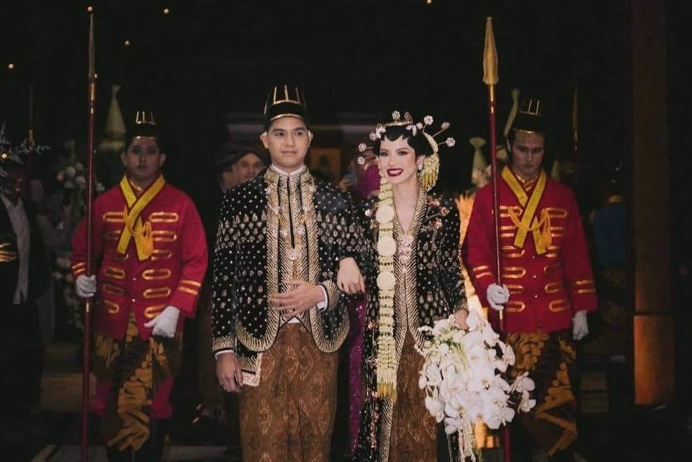 Dalam busana pengantin Jawa, kami bukan hanya pengantin, tapi kami adalah bagian dari sejarah ya.jpg