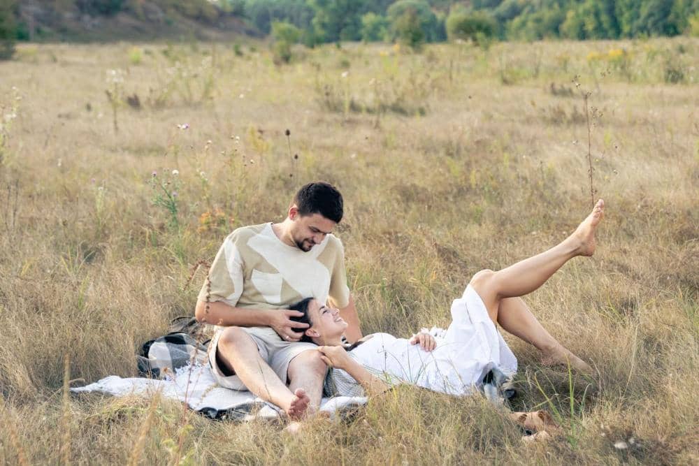 ilustrasi pasangan bersantai (freepik.com/pvproductions)