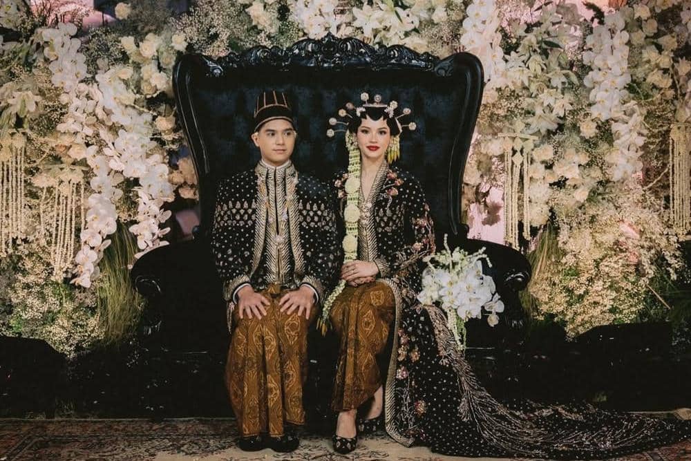 Dalam busana pengantin Jawa, kami bukan hanya pengantin, tapi kami adalah bagian dari sejarah ya-2.jpg