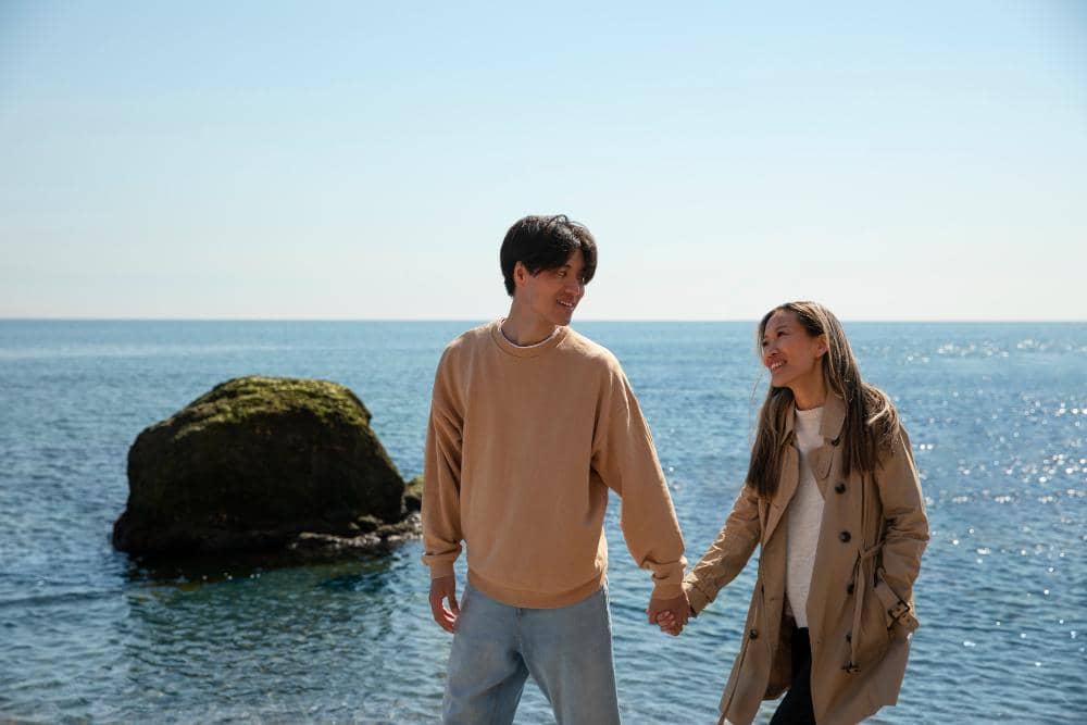 ilustrasi pasangan kencan di pantai (freepik.com/freepik)