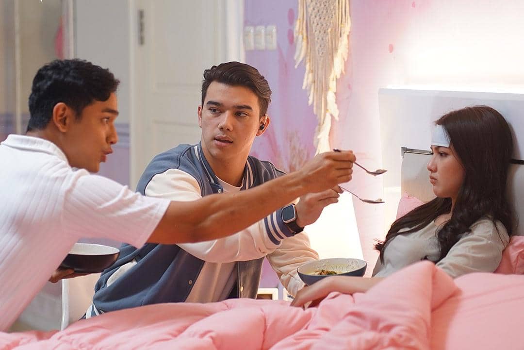 Huhuhu, ada yang lagi sakit nih 🤒 Tolong jangan pada berisik apalagi sampe ribut yahhh~ Nantika-2.jpg