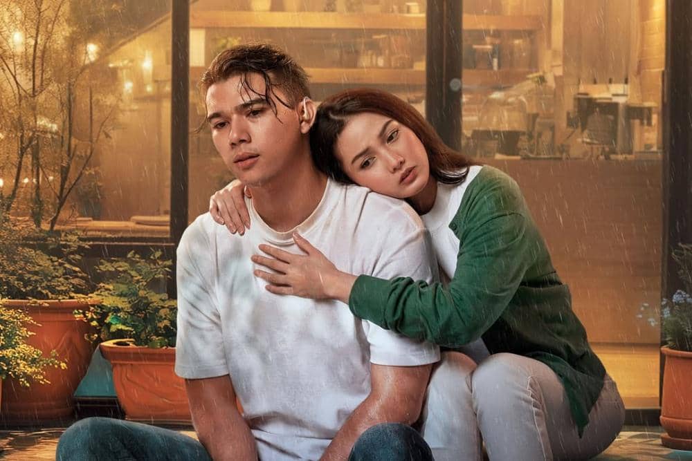 Kadang cinta harus hilang untuk bisa pulang.Kini, mereka kembali… bersama payung hati yang tak l.jpg