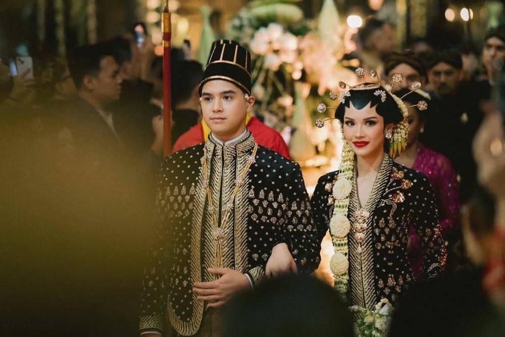 Dalam busana pengantin Jawa, kami bukan hanya pengantin, tapi kami adalah bagian dari sejarah ya-3.jpg