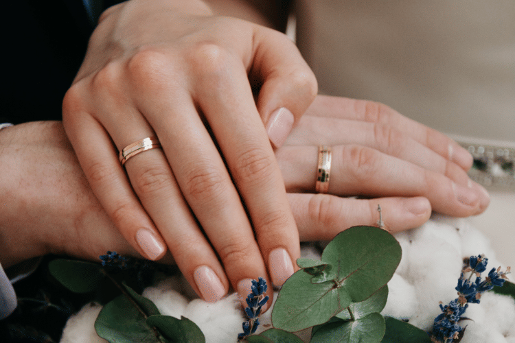 Cover Cincin Emas Couple - movenpickresortphanthiet.com .png