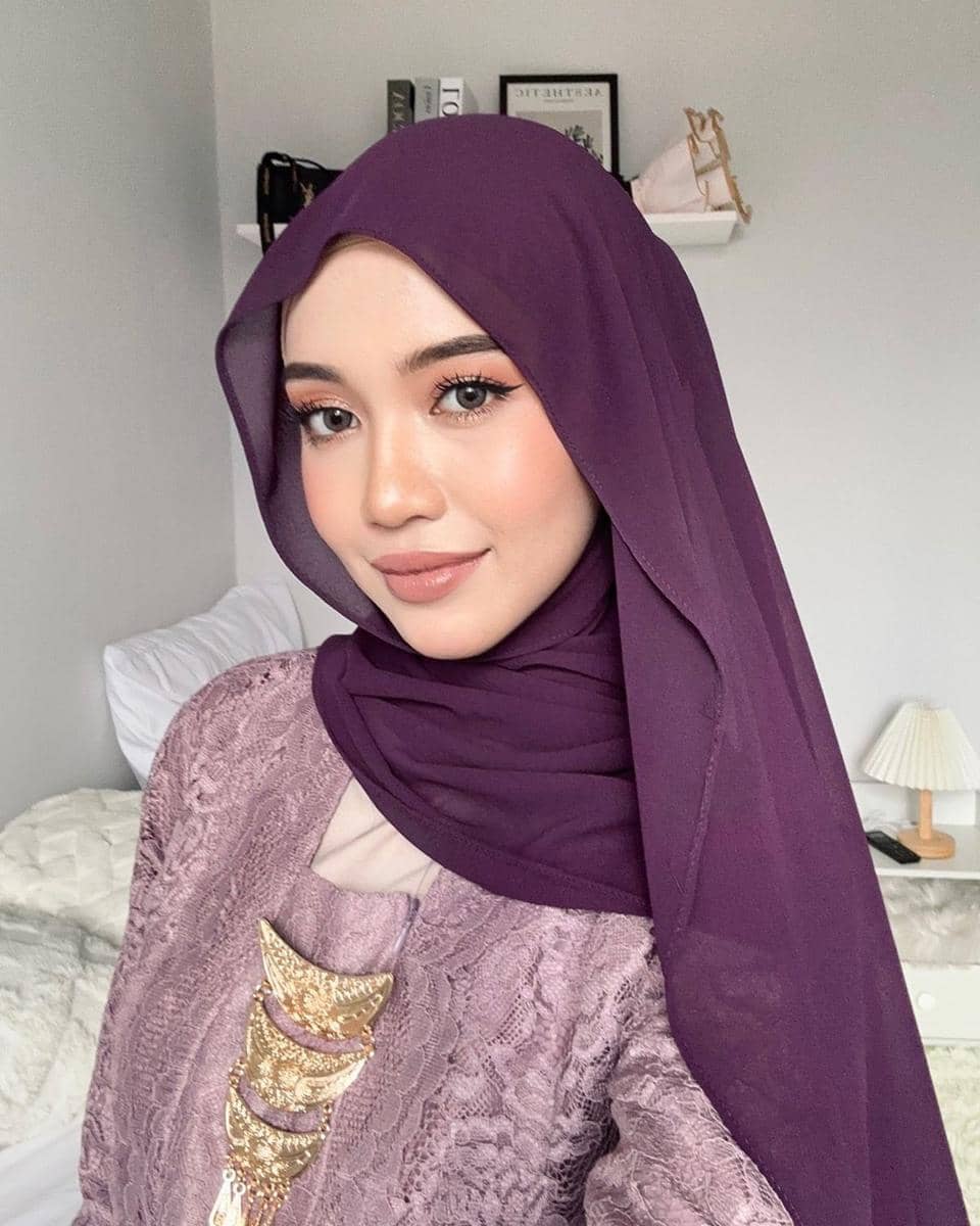 Kerudung Ungu dan Baju Mauve.