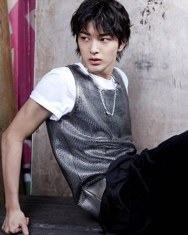 Keonho Cortis bergaya Futuristik dengan vest metalic