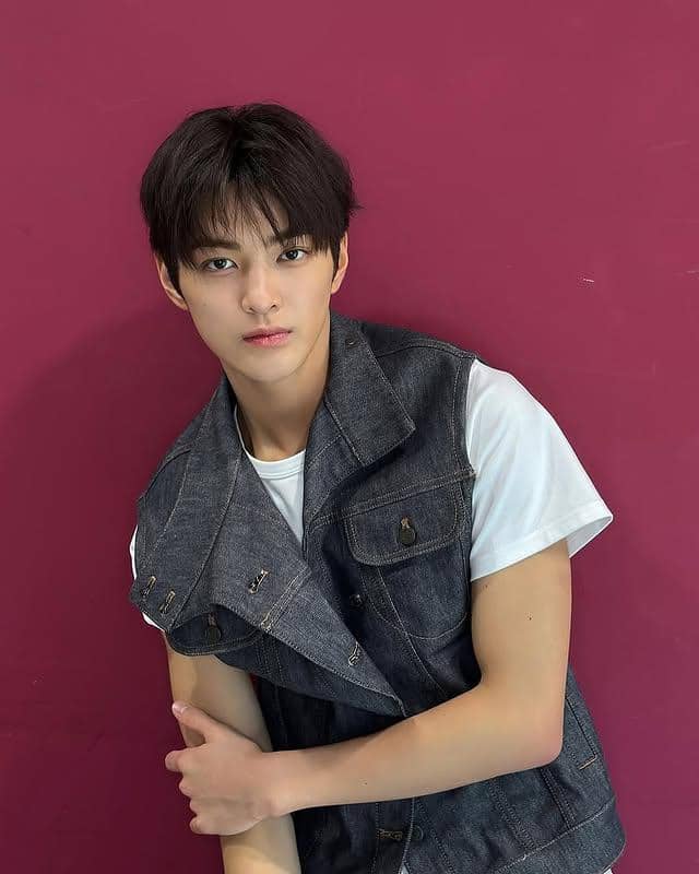 Keonho Cortis Bergaya Street Style dengan vest denim