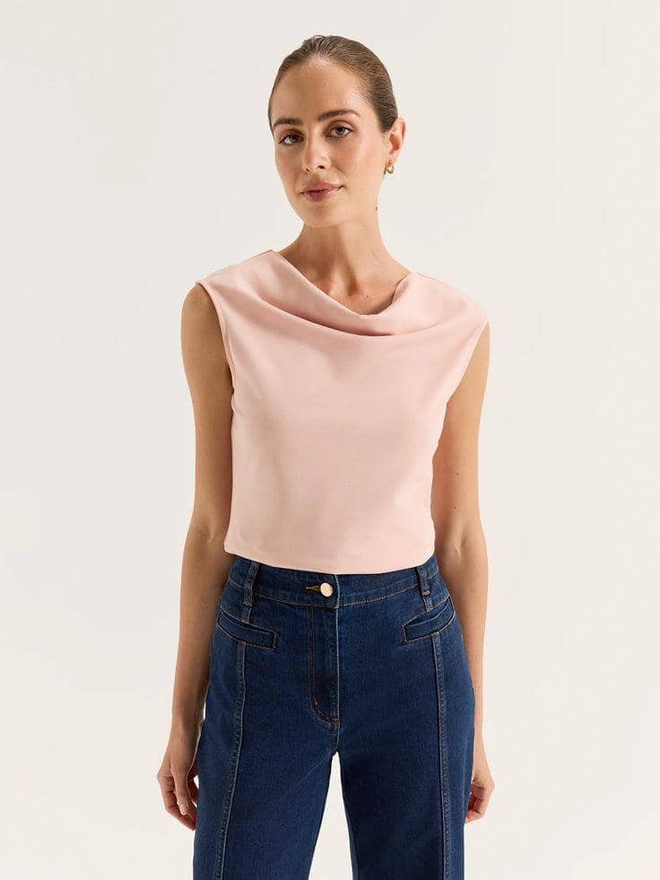 Baju Dusty Pink dan Celana Jeans Biru Tua