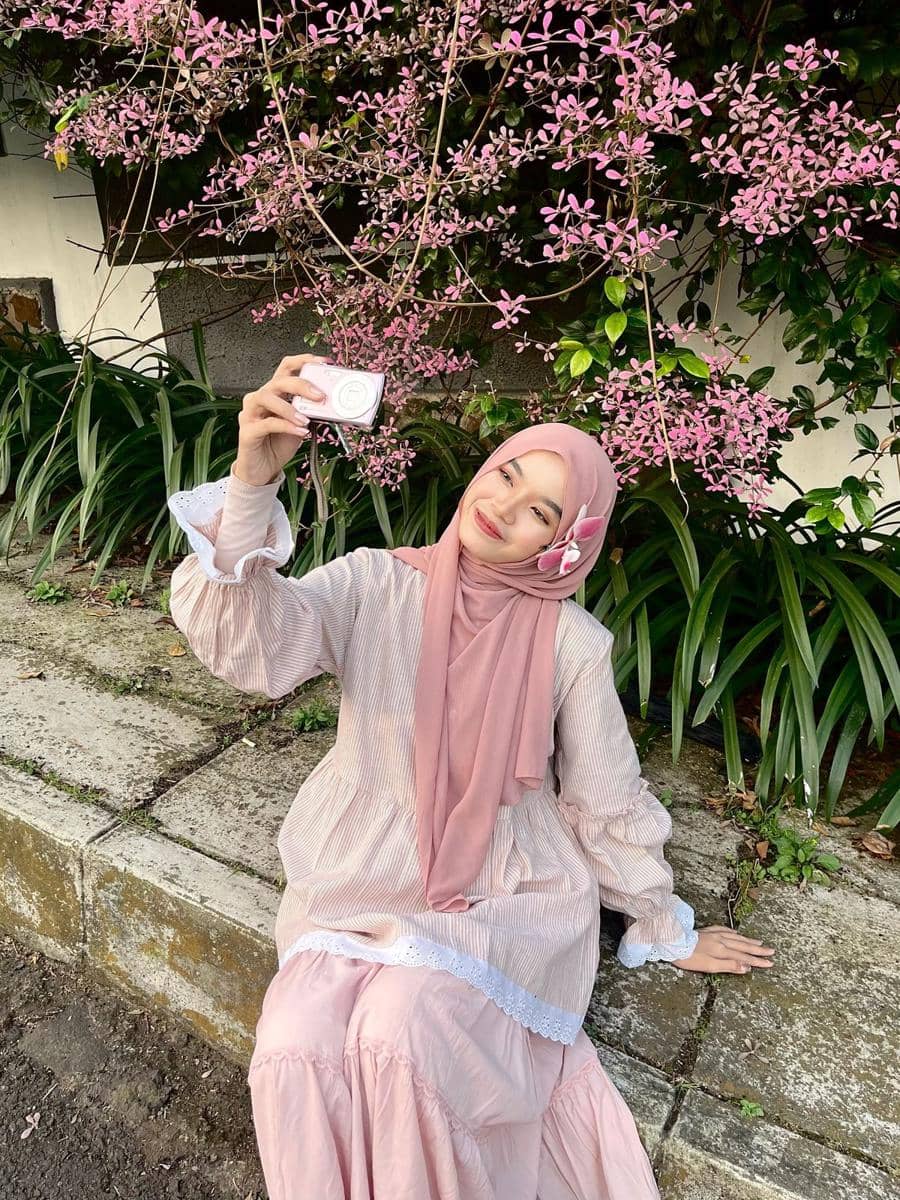 Baju Latte dan Jilbab Pink