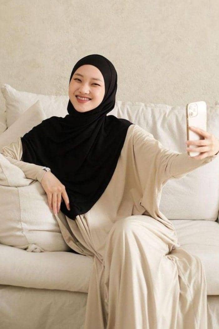 Baju Latte dan Jilbab Hitam