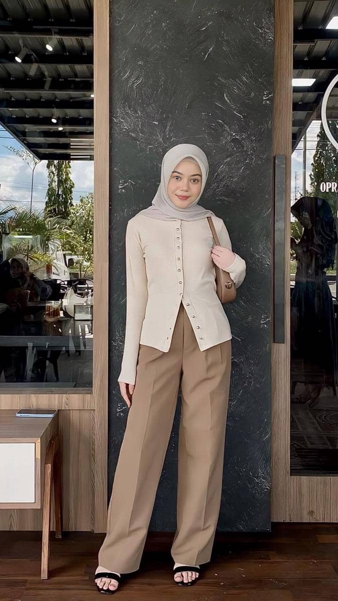 Baju Latte dan Jilbab Abu-Abu