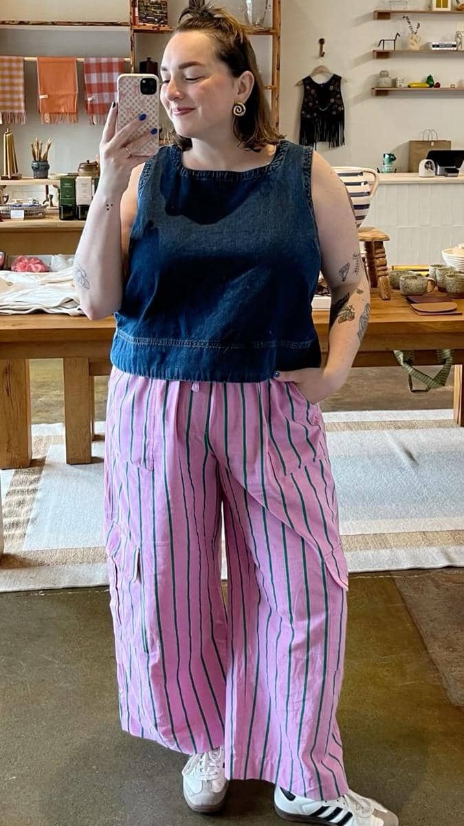 Baju Biru Tua dan Celana Pink