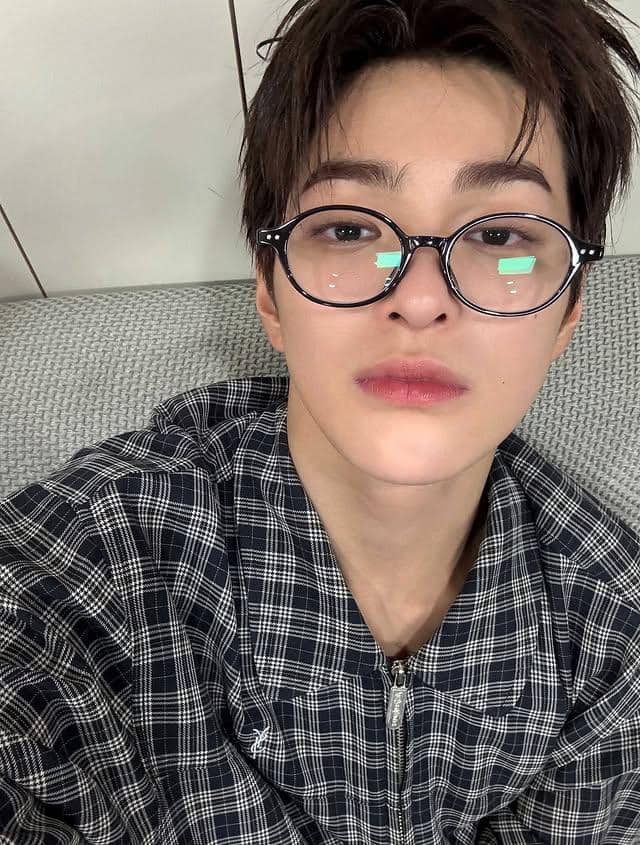 Keonho Cortis Bergaya Preppy dengan Kacamata