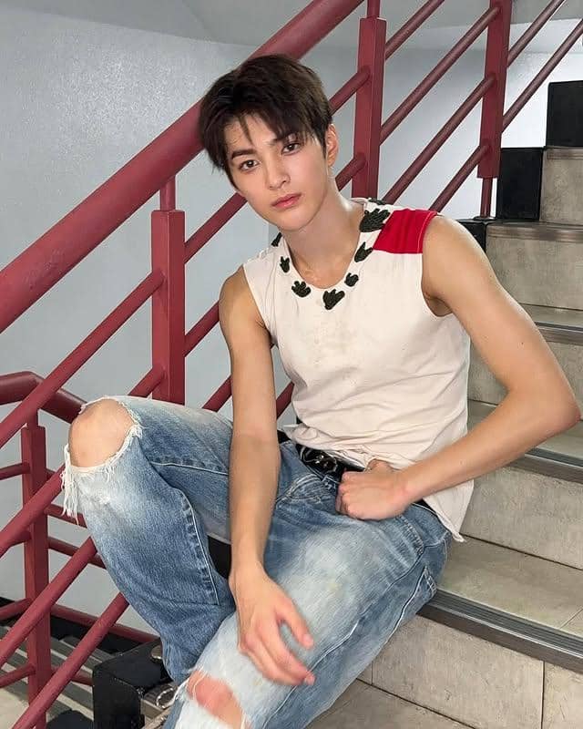 Keonho Cortis Bergaya simple dengan denim dan seleeveless