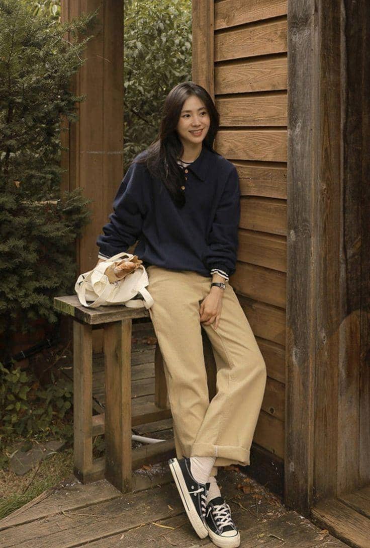 Baju Biru Tua dan Celana Krem