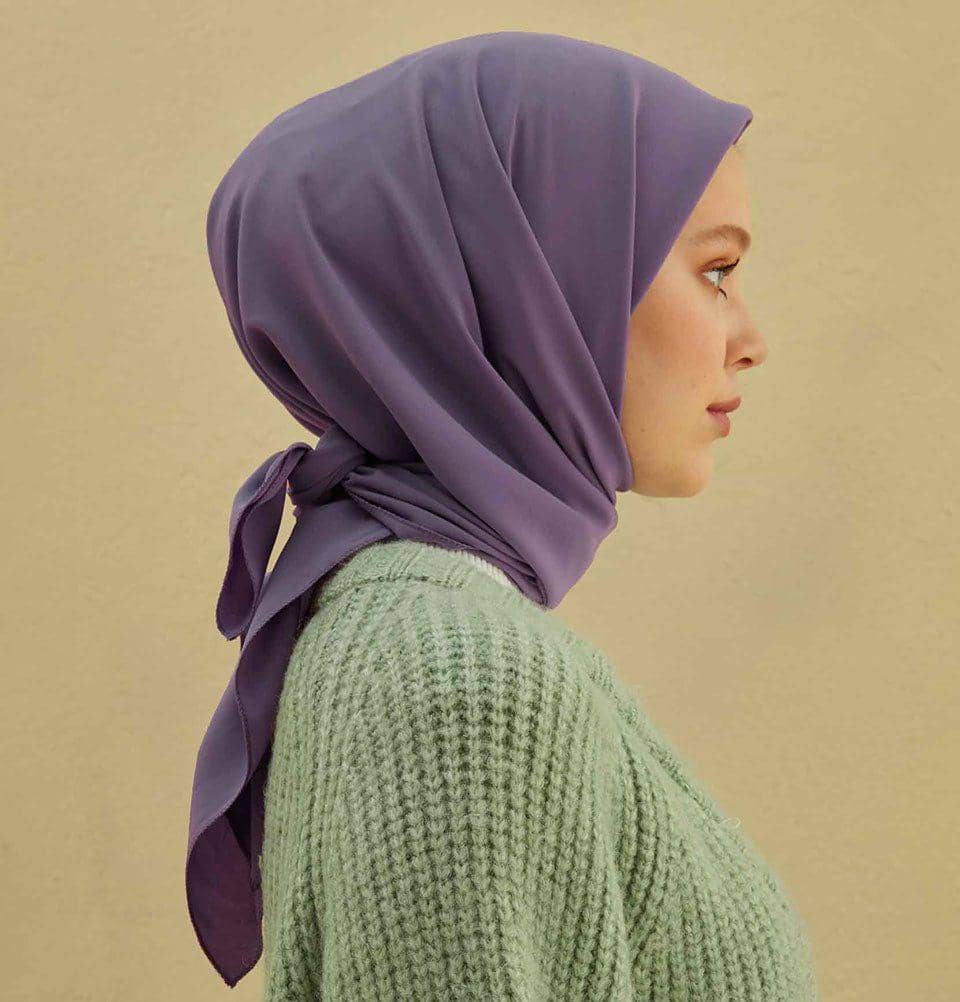 Kerudung Ungu dan Baju Hijau.