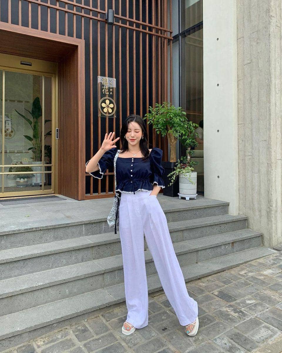 Baju Biru Tua dan Celana Putih