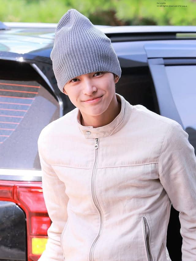 Keonho Cortis Bergaya Comfy dengan Beannie