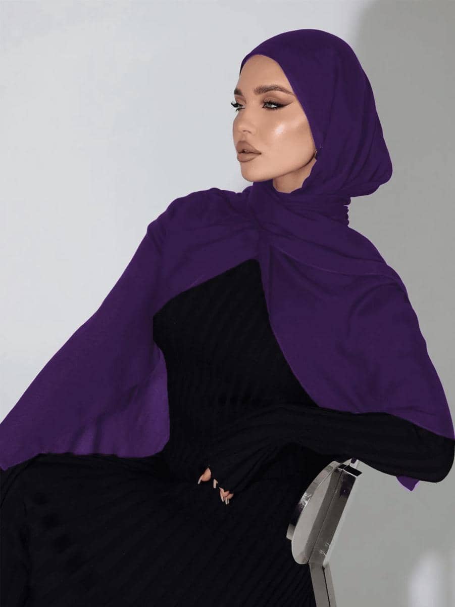 Krudung Ungu dan Baju Hitam