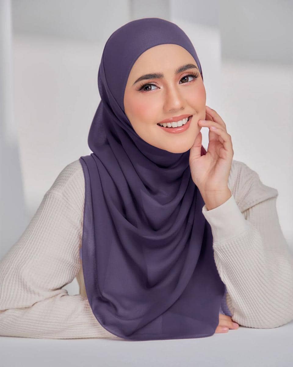 Kerudung ungu dan Baju Putihh.