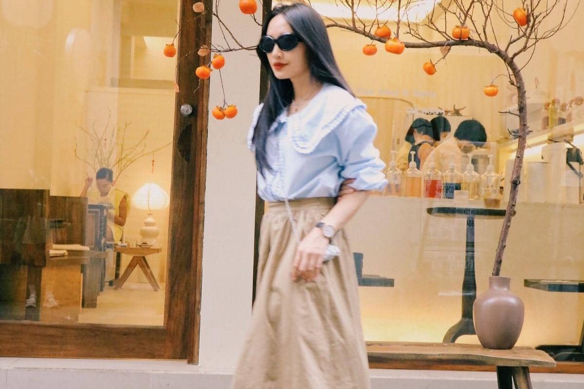Baju pastel blue memberi sentuhan segar pada rok coksu pinterest/Lualalatte