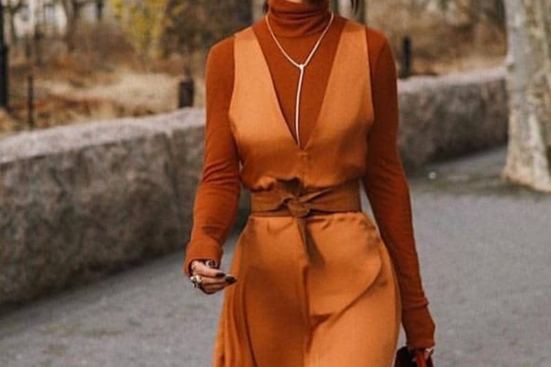 Terracotta dengan coklat tua menghadirkan vibe hangat dan estetik. pinterest/evi sil