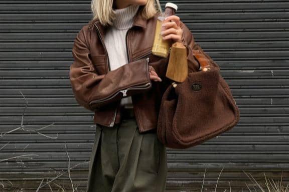 Hijau olive dengan coklat tua memberi nuansa earthy yang natural. pinterest/Deja Jacobi