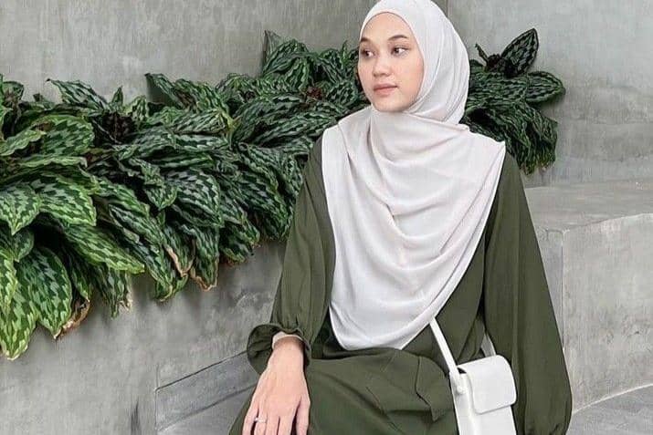 Perpaduan warna olive dengan putih selalu berhasil menciptakan tampilan segar.  pinterest/Arifin
