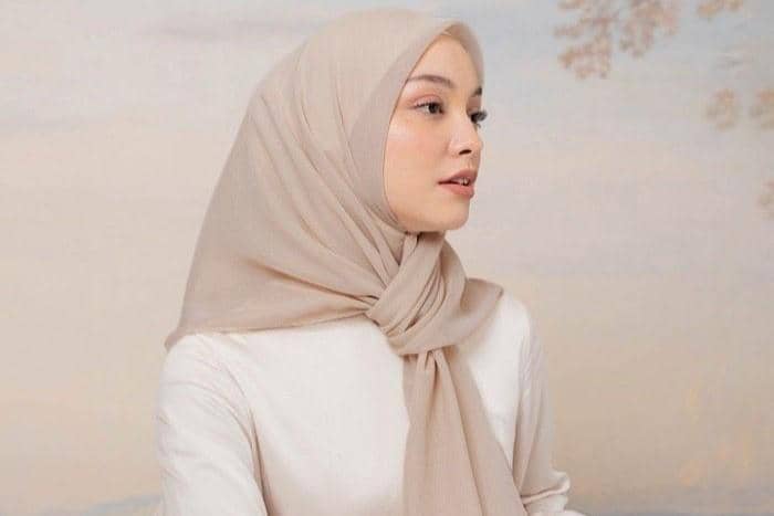 Paris adalah bahan jilbab segi empat yang tipis, ringan, dan harganya terjangkau.  pinterest/koh aiz