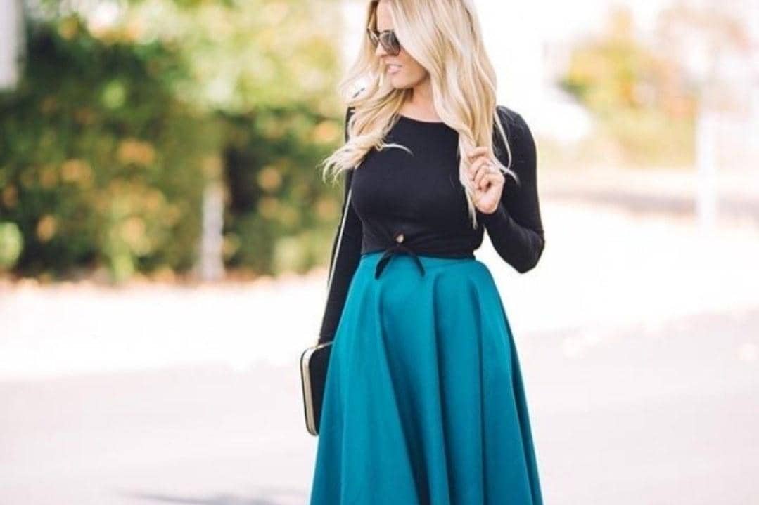 atasan hijau sage dengan rok royal blue juga bisa jadi opsi menarik pinterest/MJ