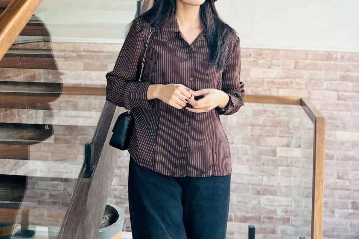 Hitam dengan coklat tua menciptakan kesan bold dan modern. pinterest/styleAlchemist