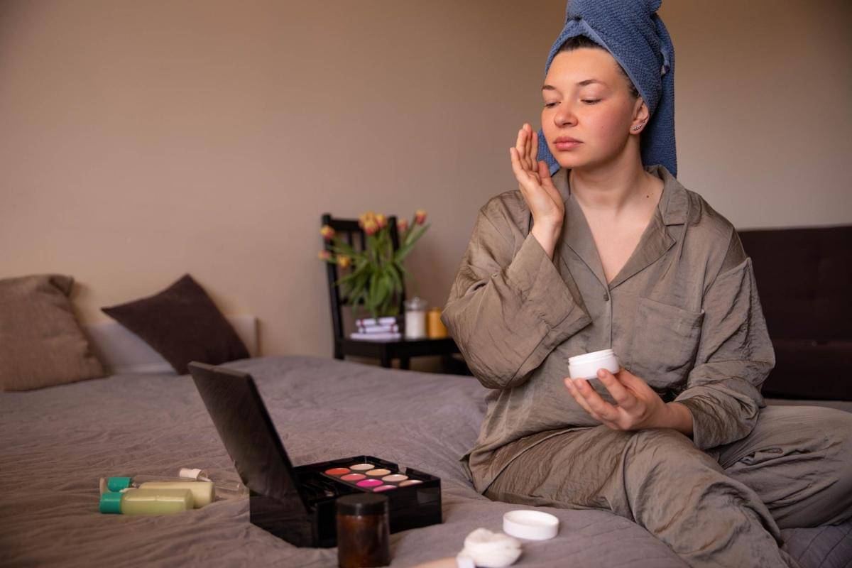 Ilustrasi wanita menggunakan skincare malam