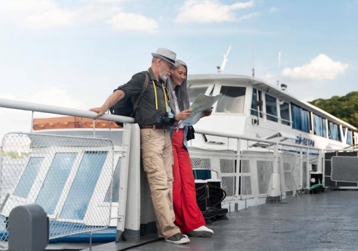 ilustrasi penumpang kapal laut (freepik.com/freepik)