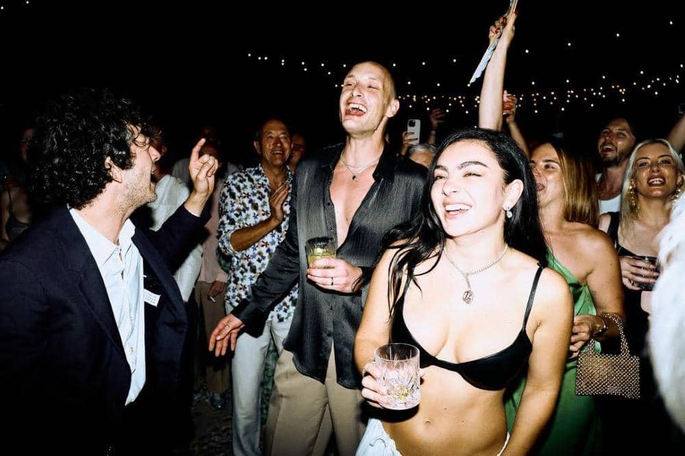 Potret Pernikahan Charli XCX dan George Daniel