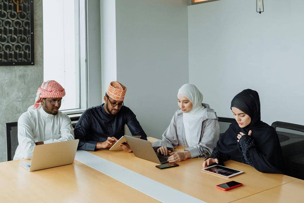 ilustrasi bekerja di kantor (pexels.com/Thirdman)