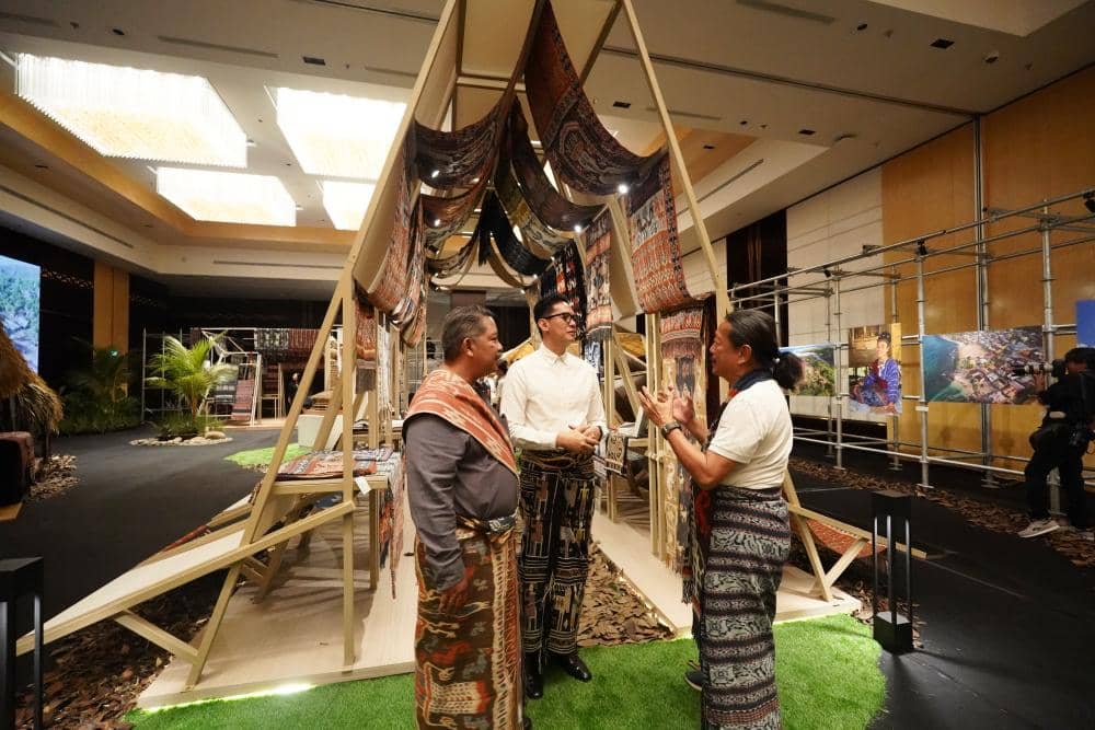 Sesi Tour Exhibition di Pameran Uma Nusantara dalam Acara Press Conference Astra Property Living First 2025 'Ruang, Rasa, Rupa'.jpg