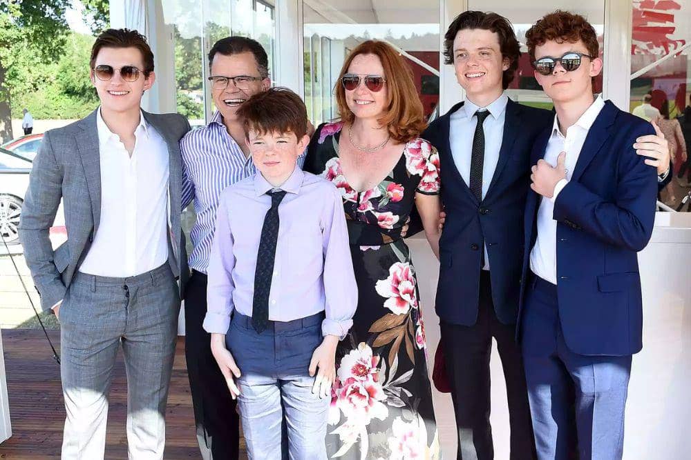 Fakta Keluarga Tom Holland