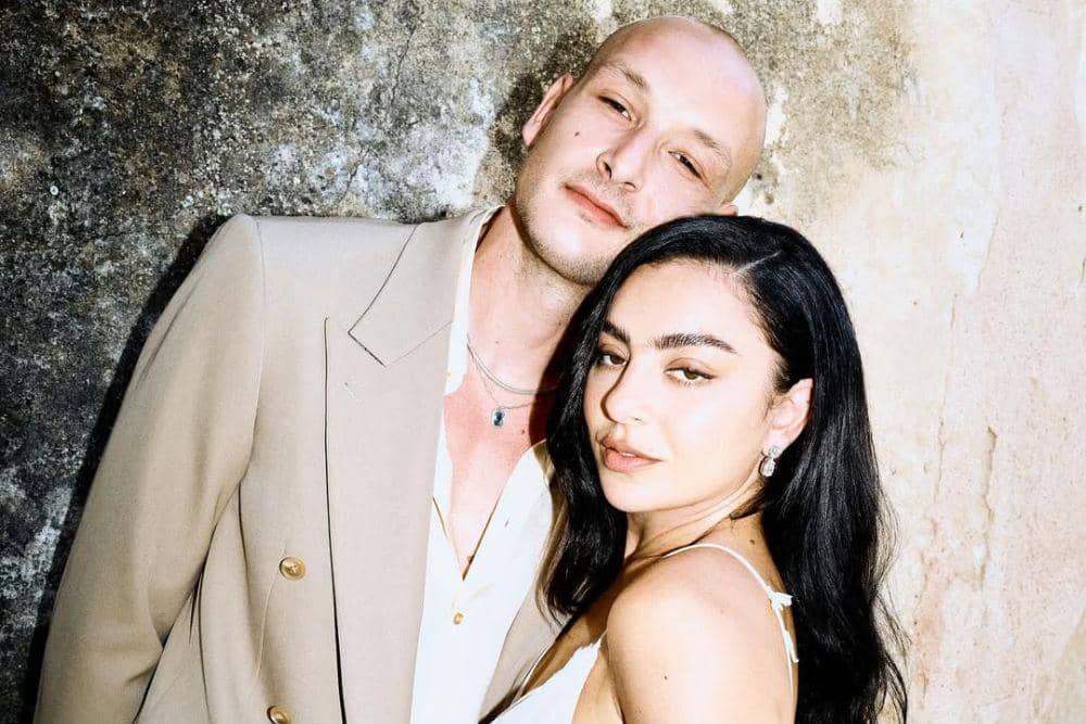 Potret Pernikahan Charli XCX dan George Daniel