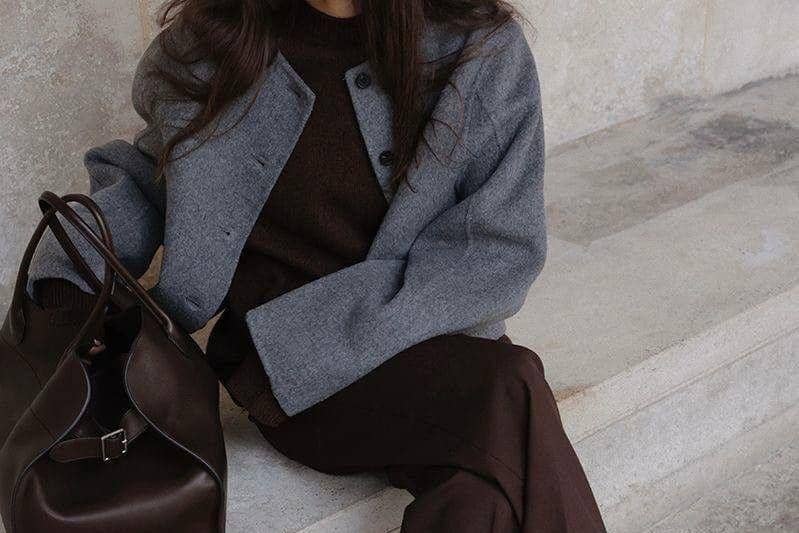 Warna abu-abu muda membuat milo terlihat minimalis.  pinterest/Наталья Хижная