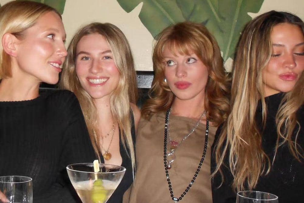  Fakta Rumor Kencan Madelyn Cline dan Pangeran Yunani