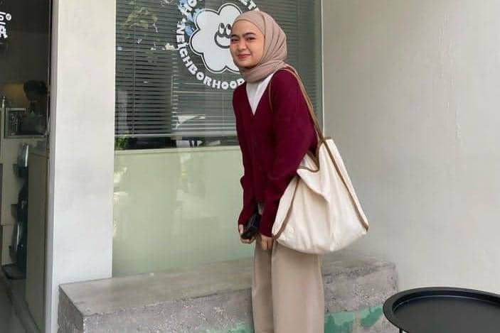 Nude memberi kesan natural pada outfit merah. pinterest/[akun kedua]