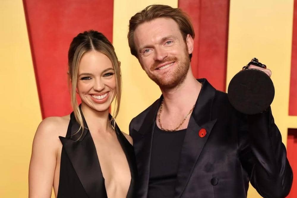 Finneas O'Connell dan Claudia Sulewski Tunangan