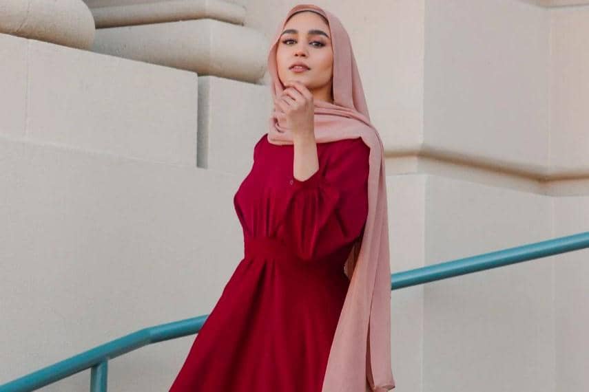 Dusty pink memberi kesan manis pada baju merah. pinterest/Niswa Fashion 
