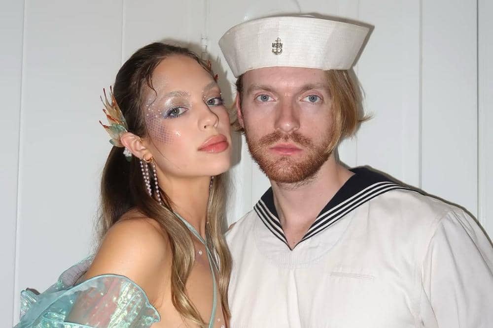 Finneas O'Connell dan Claudia Sulewski Tunangan