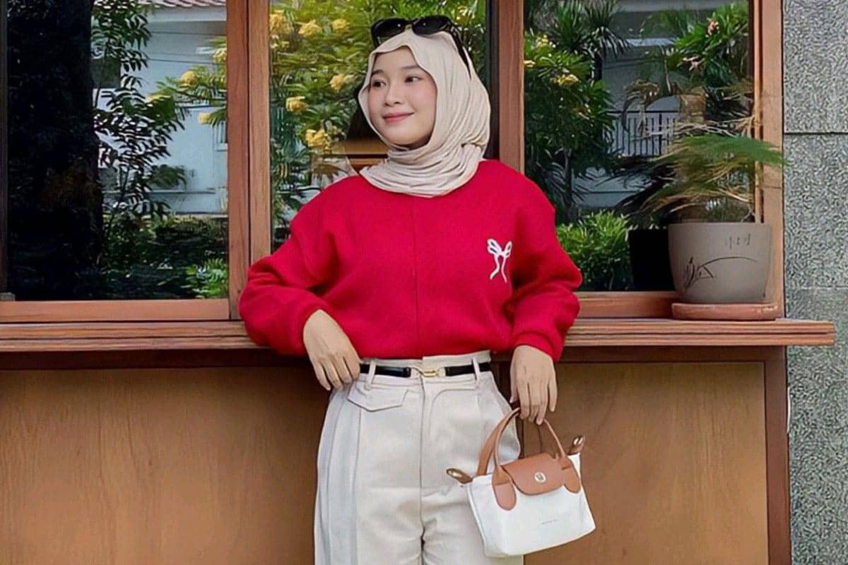 Cream memberi sentuhan lembut pada baju merah.  pinterest/˖ ݁𖥔 ݁˖ 𐙚 ˖ ݁𖥔 ݁˖